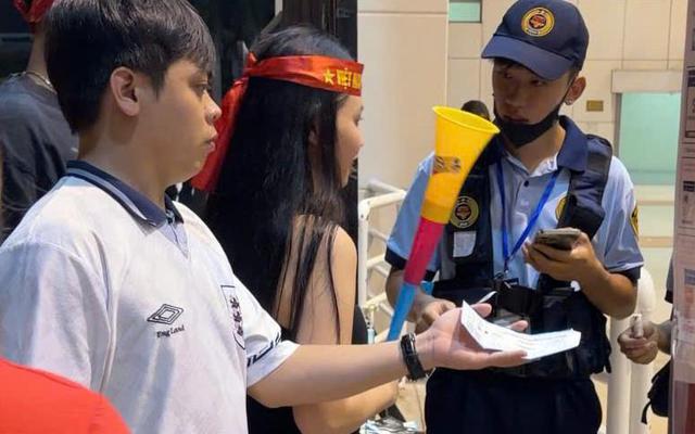 Đến Mỹ Đình cổ vũ, CĐV Việt Nam bị cấm mang vào sân một vật dụng gây tranh cãi ở World Cup