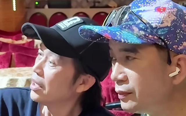 NSƯT Hoài Linh đi xe máy chạy show, rất đắt show