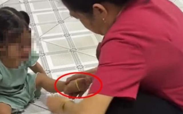 Vụ "cô giáo mầm non" liên tục bắn dây chun vào chân bé gái: Khi niềm tin của người mẹ bị gặm nhấm bởi những con sâu mọt