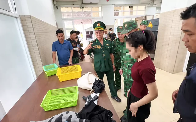 Khởi tố vụ người phụ nữ mang súng quân dụng từ Campuchia về Việt Nam