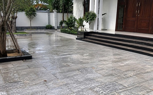 Vì sao ngày càng nhiều gia đình không còn lát kín sân bằng gạch? 2 cách làm vừa mát vừa thoát nước tốt đang dần trở thành xu hướng mới