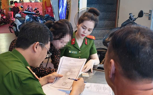 Đúng 00h20 phút, công an đồng loạt kiểm tra 82 người ở các quán internet và karaoke