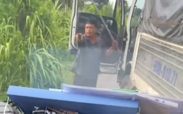 Làm rõ clip tài xế dùng hung khí đánh người do vượt xe không được