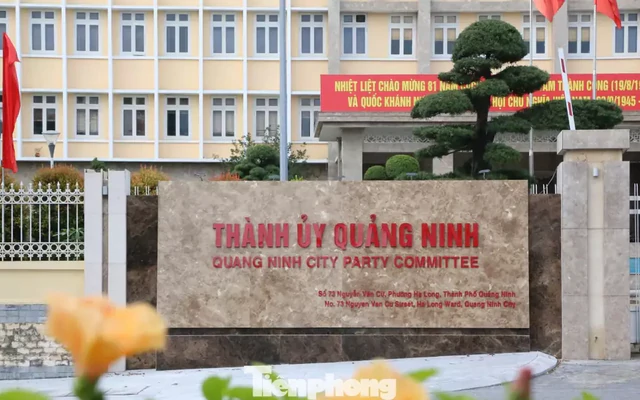 Ngày đầu Quảng Ninh lên thành phố: Các cơ quan đồng loạt đổi tên, thay biển
