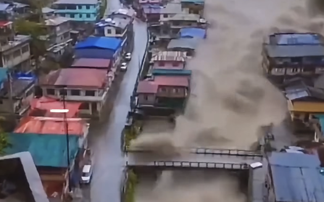 Khoảnh khắc kinh hoàng lũ đổ ập, cuốn trôi người, nhà trong khu dân cư Nepal