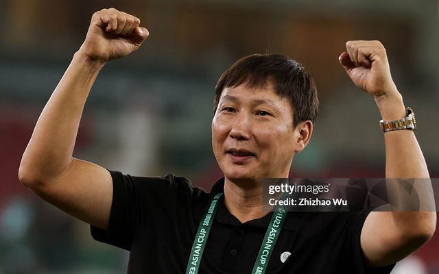 Nhân vật 2 lần vô địch AFF Cup mở lời, HLV Kim Sang-sik có đội hình “5 nhập tịch” đấu Thái Lan?