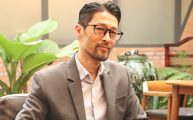 Johnny Trí Nguyễn: 'Ràng buộc trong tình yêu dễ biến ta thành cai ngục của nhau'
