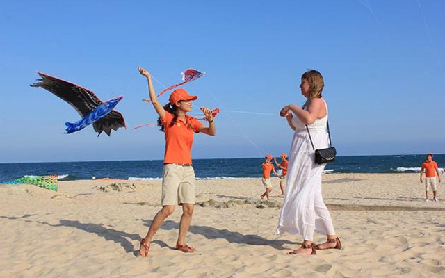 Phát hiện "con vật khổng lồ" trên bãi biển Sầm Sơn đúng dịp 2/9, hàng nghìn du khách chú ý
