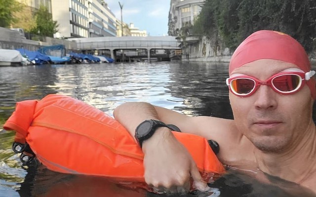 Chuyên gia IT vừa bơi đi làm vừa dọn rác giữa lòng Zurich