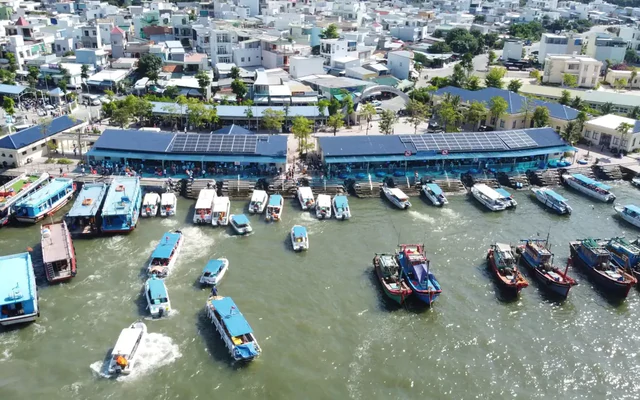 Giảm rác nhựa, giữ màu xanh vịnh biển Nha Trang