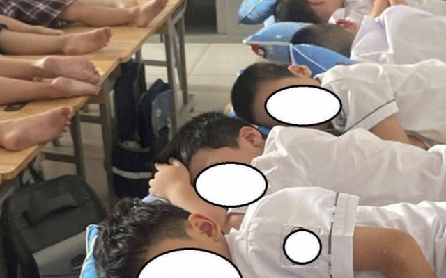 Bức ảnh học sinh ngủ trưa đang thổi bùng một cuộc tranh cãi: Có vấn đề thật hay phụ huynh "làm quá"?