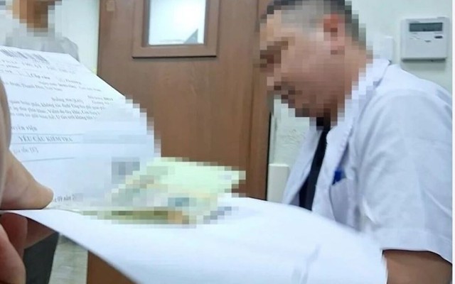 Vụ 'muốn nhanh phải kẹp tiền vào sổ' ở BV E: Nhân viên xạ trị tường trình gì?