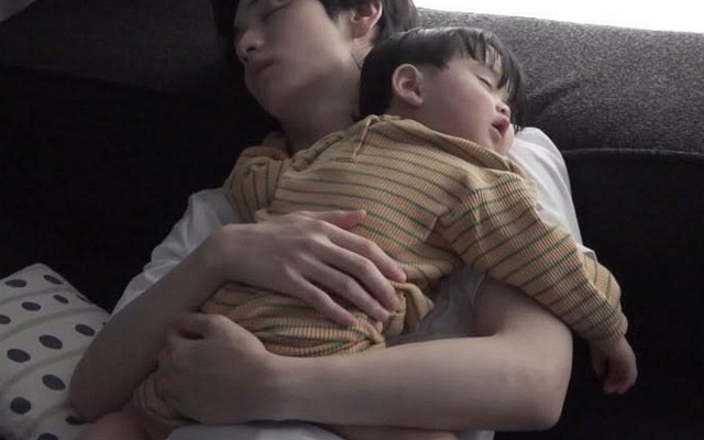 Nhờ bà chăm cháu, cha mẹ tưởng có “bảo mẫu miễn phí” nhưng lại mất quyền chủ động dạy con