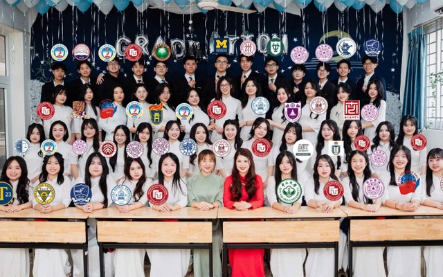Một lớp học có 8 học sinh trúng tuyển Thanh Hoa - Bắc Đại hàng đầu Trung Quốc, 24 suất học bổng du học và 1 thủ khoa Ngoại thương