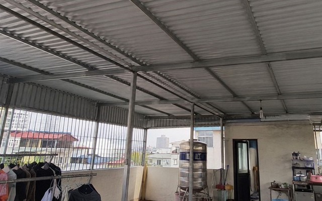 Vì sao ngày càng nhiều gia đình không còn lợp kín mái sân thượng? 2 cách làm mới vừa chắn nắng mưa vừa giữ được khoảng trời