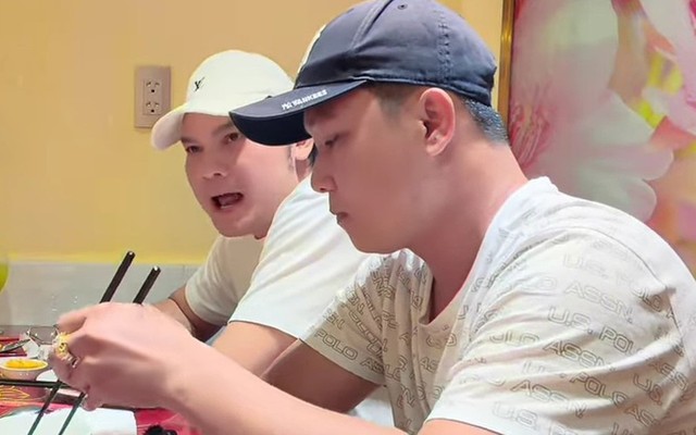Nam NSƯT từ Mỹ về: "Không có tiền nửa ngày thôi là khóc ngay"