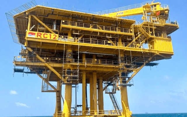 Đúng 11 giờ 11 phút ngày 11/9, công trình thép khổng lồ màu vàng rực cắm sâu xuống hàng nghìn mét ngoài khơi Việt Nam bắt đầu “phun ra tiền”