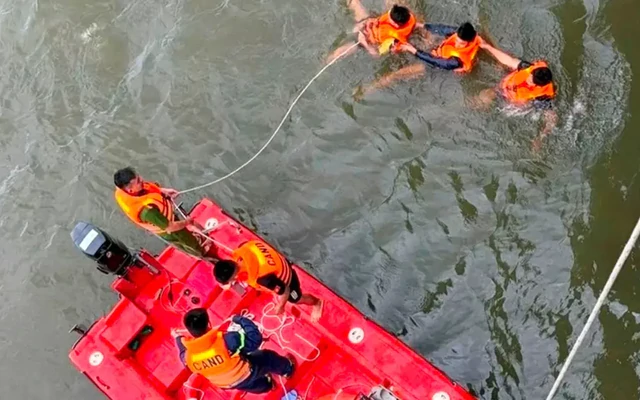 Nam thanh niên nhảy xuống sông Hương, để lại vé tàu và máy ảnh