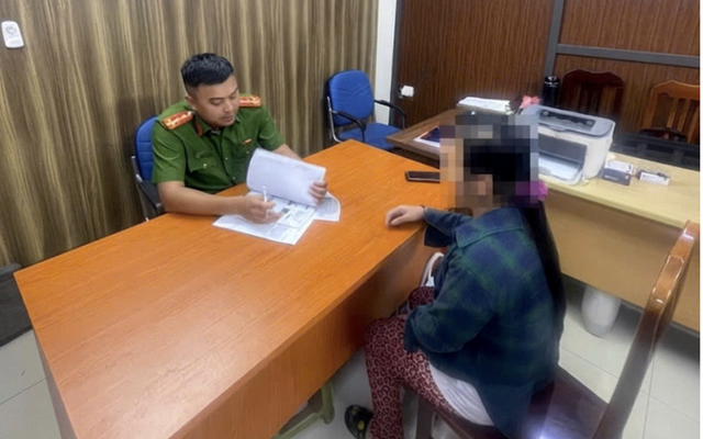 Người phụ nữ SN 1978 mang sổ tiết kiệm đến ngân hàng chuyển 50 triệu vào STK ghi trên giấy: Công an chặn đứng giao dịch