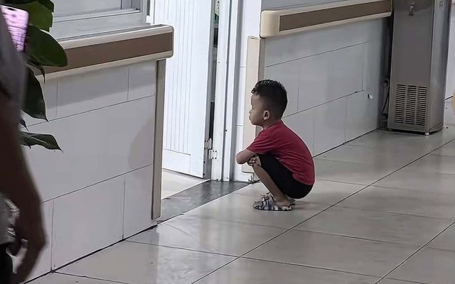 Cảnh tượng bất ngờ trước cửa phòng sinh ở bệnh viện, 2 triệu lượt xem