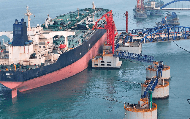 Giá dầu vượt 100 USD/thùng, một quốc gia có kho dự trữ hơn 1 tỷ thùng nắm trong tay khả năng chi phối thị trường