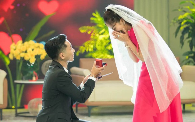 Nữ nghệ sĩ là Viện trưởng nói về chồng kém 11 tuổi: "Từ học trò... giờ hắn là chồng tớ"