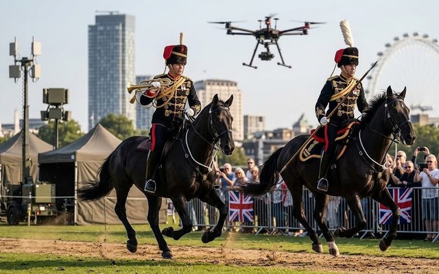 Quân đội Anh quay lại với ngựa trong thời đại của drone