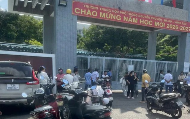 Đi họp phụ huynh, hàng chục người không được vào trường: Hiệu trưởng giải thích, nhiều người không đồng tình