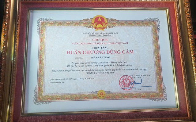 Truy tặng Huân chương dũng cảm đối với Trung tá Trần Văn Tùng