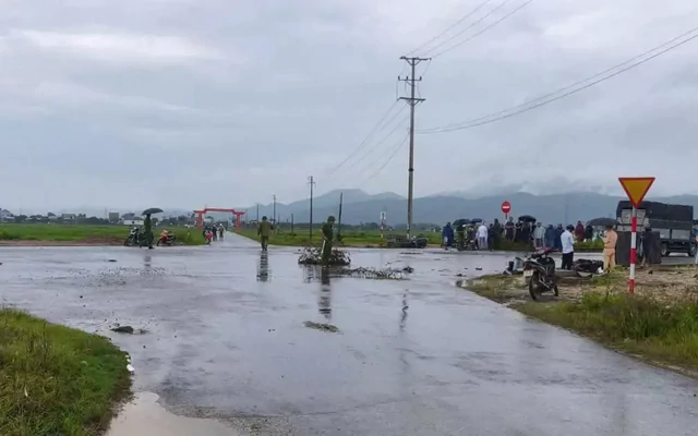 Xe tải va chạm xe máy chở ba học sinh, hai em tử vong