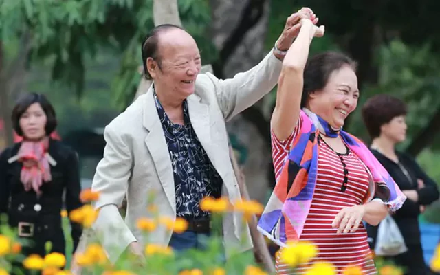 Vợ chồng U70 ở Hà Nội: Khiêu vũ, tắm khoáng mỗi tuần, chi tiêu thoải mái còn tiết kiệm 10 triệu/tháng
