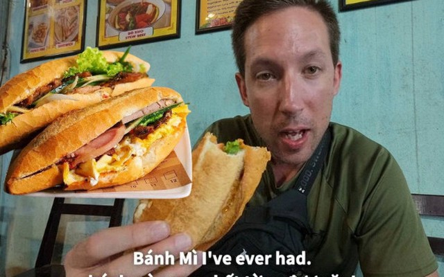 Quán nhỏ ở Hội An ai vào cũng gọi chủ quán là mẹ, khách Canada tấm tắc: "Có bánh mì ngon nhất tôi từng ăn"