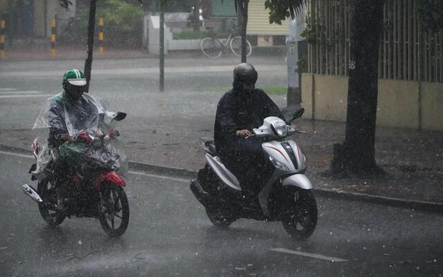 Tôi bị kéo lê trên đường, suýt mất mạng vì 'ma tốc độ' phóng xe khi mưa to