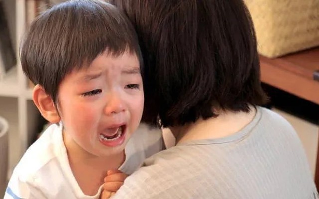 Bà nội nói “mẹ không cần cháu nữa đâu”: Bé 3 tuổi liên tục gặp ác mộng, khóc cầu xin mẹ đừng bỏ đi