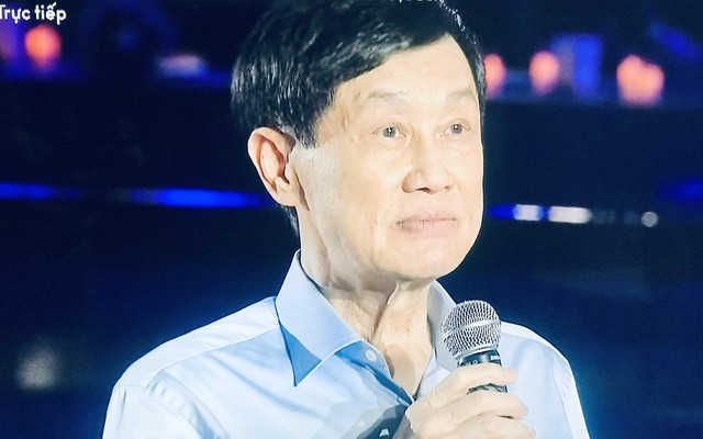 Xách túi đen, bảng không số, ông Johnathan Hạnh Nguyễn ủng hộ 10 tỷ đồng cho nhiều trẻ em Việt Nam