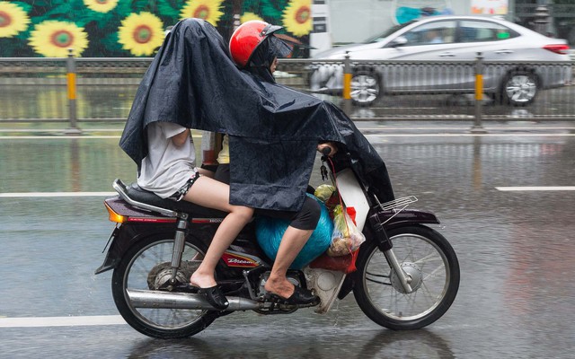 Mặc áo mưa khi đi xe máy: 5 cách tưởng giúp chống ướt tốt hơn lại có thể gây thêm rắc rối