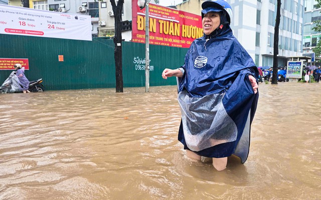 Đường Hà Nội biến thành sông sau cơn mưa lớn, người dân phải lội bộ đi làm