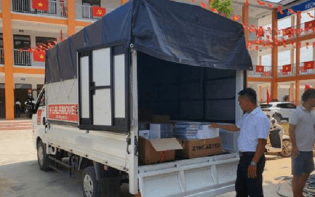 Một công ty giao hàng tuyên bố có xe tải 18 tấn, một chuyến giao tới 19 địa điểm