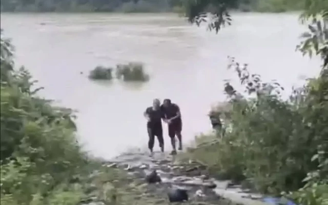Nghe tiếng kêu cứu, chủ quán cà phê phóng xe 500m đón đầu dòng lũ cứu người