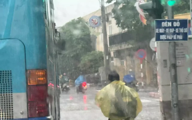 Nhiều trường học tại Hà Nội thông báo phụ huynh đón con sớm