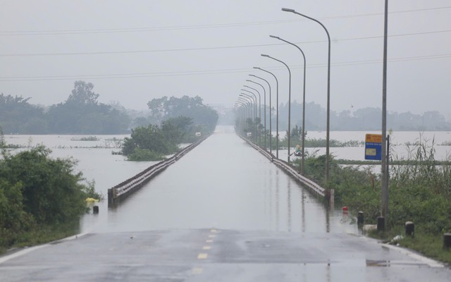 Ngoại thành Hà Nội có nơi ngập gần 1m, cấm xe qua nhiều tuyến đường