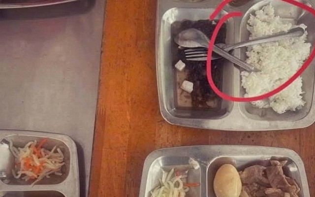 Suất cơm bán trú này có gì mà khiến MXH tranh cãi ầm ĩ, có phụ huynh phải thốt lên: Quá mệt mỏi!