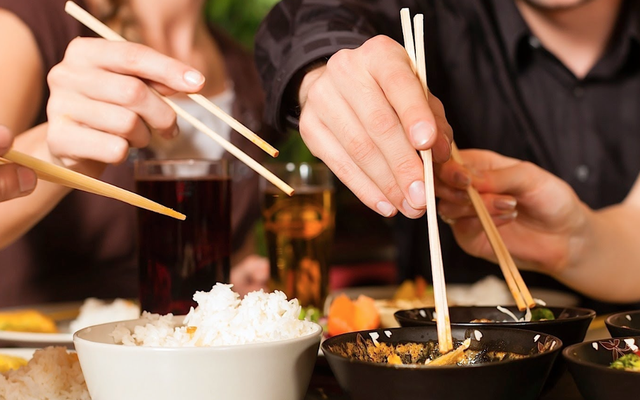 6 lời khuyên cho những gia đình ăn cơm trên bàn ghế