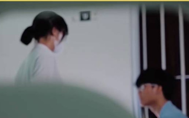 Nghe con nói “có người theo dõi, có camera trên trời”, ông bố tìm hiểu mới phát hiện sự thật đau lòng