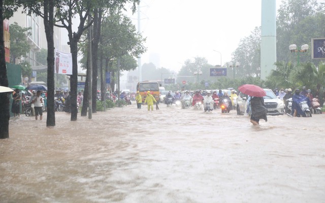 Hà Nội lý giải vì sao đường Tố Hữu ngập sâu dù gần hồ thoát nước Đồng Bông 2