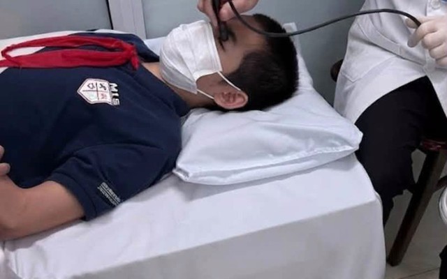 Bé 13 tuổi bị vỡ nhãn cầu chỉ sau một cú bật ô để che mưa trong ngày mưa bão 17/9
