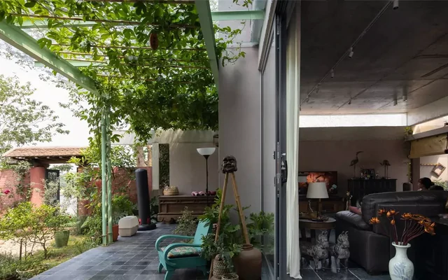 Ngôi nhà 'quay lưng' với phố, mở ra khu vườn bên sông