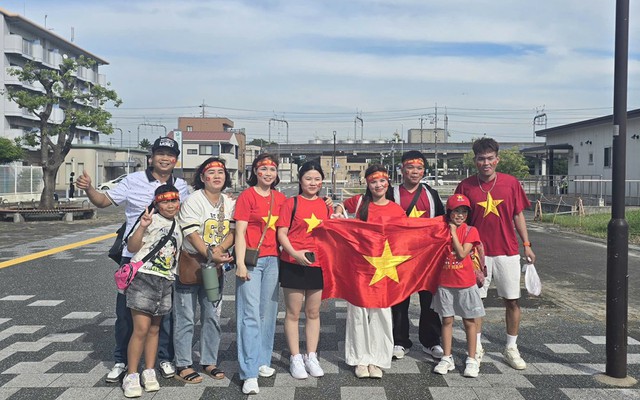 Cổ động viên Việt Nam tiếp lửa cho đội tuyển U23 tại ASIAD 20