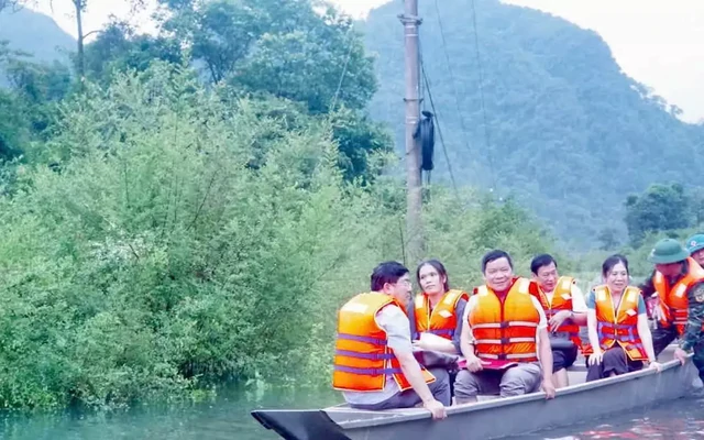Hơn 300 hộ dân ở Quảng Trị bị nước lũ chia cắt, bộ đội dùng thuyền đưa giáo viên đến trường