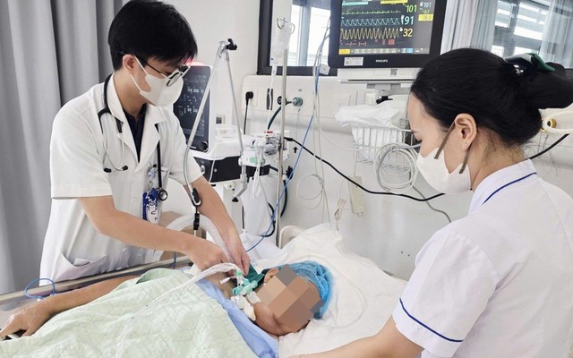 Cứng hàm, phải thở máy sau 2 tuần bị gai hoa giấy đâm vào chân